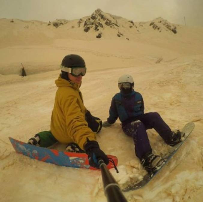 Las fotografías publicadas por medios rusos y redes sociales, muestran a esquiadores deslizándose por laderas de montaña que parecen dunas en un desierto.