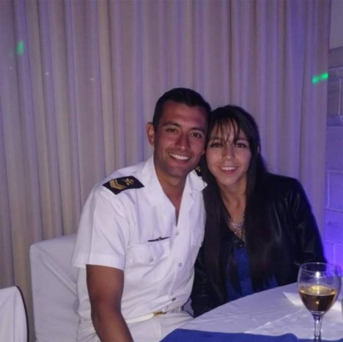 Al cabo primero Luis Niz, de 25 años, lo espera en Mar del Plata la cabo primera Alejandra Morales, música. La boda está lista, no hay información sobre si fue postergada a la luz de los acontecimientos. El 7 de diciembre es la fecha que tienen fijada para contraer matrimonio.<br/><br/>Niz egresó en 2016 como destacado de su promoción, lo que le permitió ser destinado al 'ARA San Juan'. Nació en una provincia sin litoral, La Pampa.<br/>