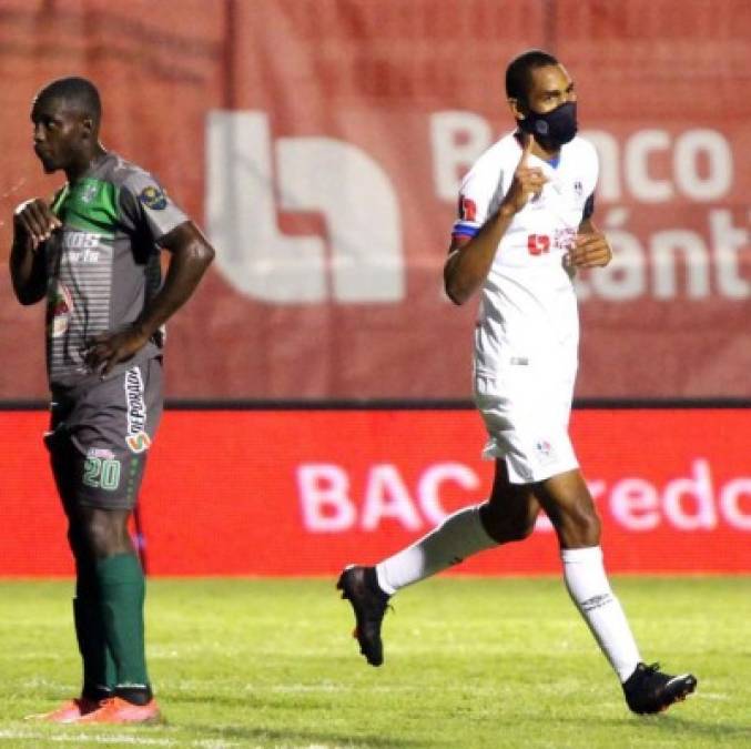 Jerry Bengtson festejando uno de sus goles contra el Platense.