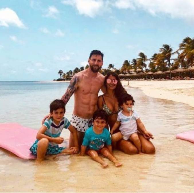 Después de tanta presión, era justo que Messi se alejará (por un momento) de la cancha para escaparse con su hermosa familia a las bellas playas de Antigua y Barbuda.