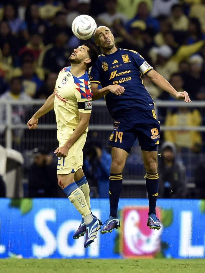 Henry Martín y Guido Pizarro saltan en la disputa del balón en la final en el Azteca.