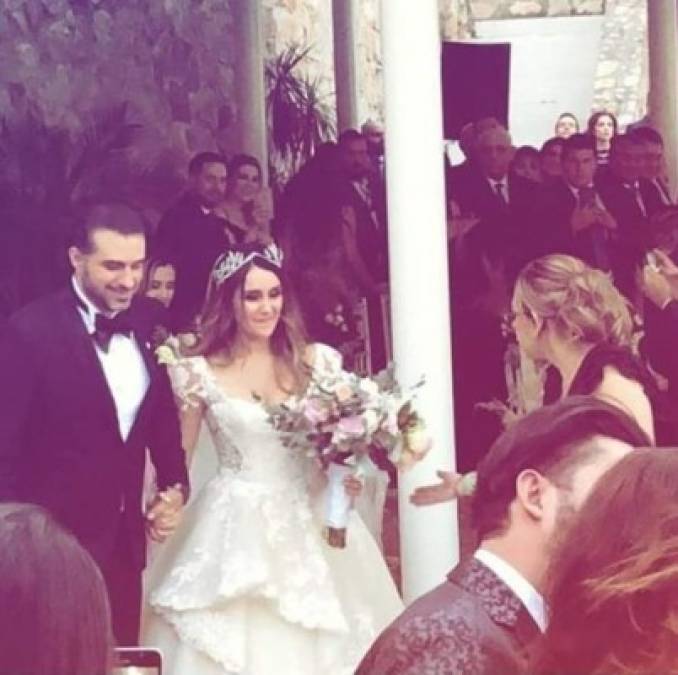 En una foto se ve a los ahora esposos saliendo de la iglesia tomados de la mano. Dulce María lucía un vestido blanco, tipo princesa, con una tiara sobre el pelo y un ramo con rosas blancas, lilas y azules. Mientras que el novio llevaba un sobrio traje negro.<br/><br/>