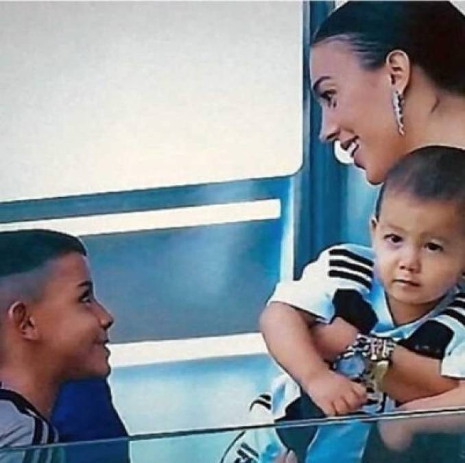 Georgina Rodríguez estuvo en las gradas del Allianz Stadium acompañada por Cristiano Ronaldo Jr. y el pequeño Mateo. Foto Instagram