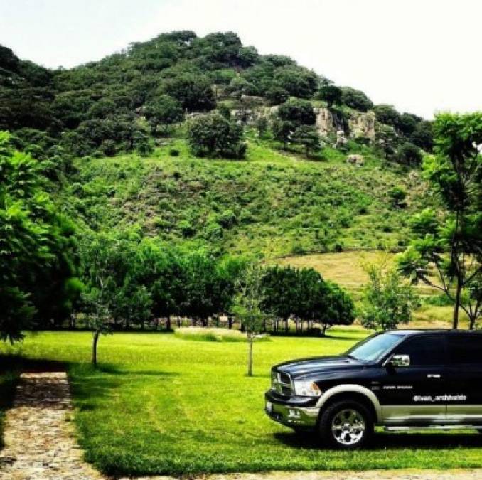En redes sociales, varias cuentas atribuidas a Iván muestran imágenes de las montañas de Sinaloa o de autos de lujo y avionetas utilizadas para el transporte de droga.