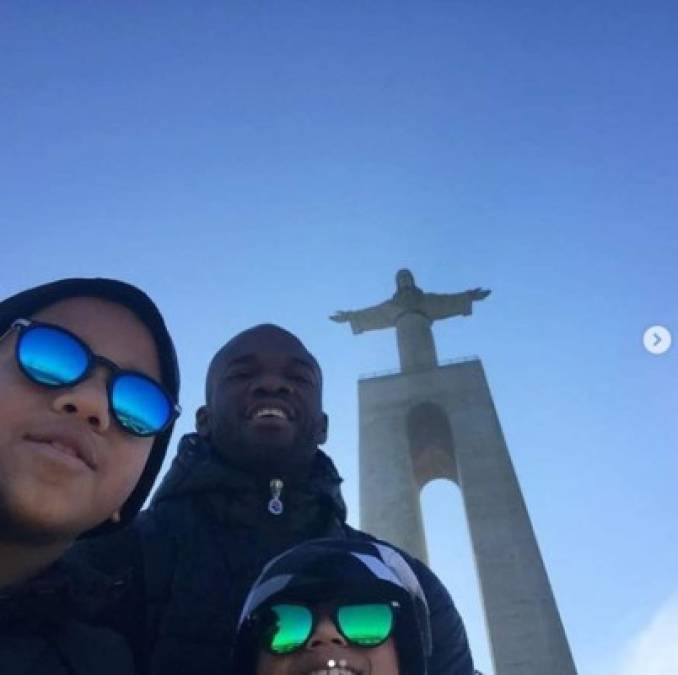En el Santuario del Cristo Rey en Lisboa, Portugal, se encontraba de viaje con su familia.