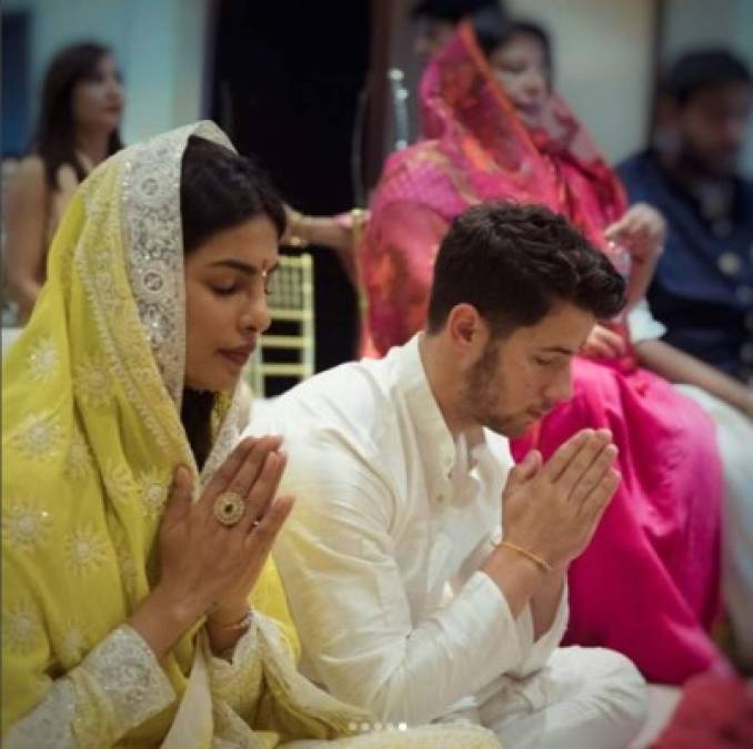 Celebrado en Mumbai, la pareja siguió los procedimientos de los rituales de esta ceremonia que dio lugar al anuncio oficial del consentimiento para contraer matrimonio.