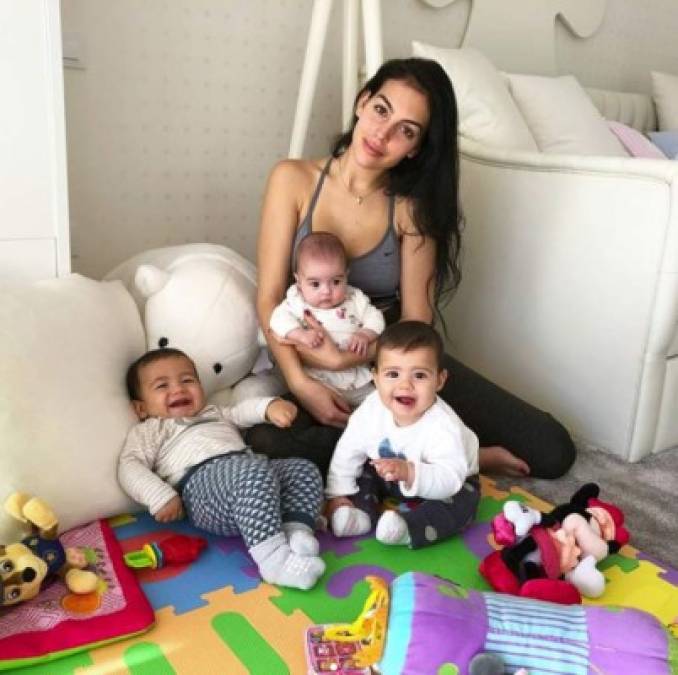 Georgina se convirtió a sus 24 años en la madre de cuatro pequeños. Dice que le encanta la maternidad y que no planea tener más hijos.