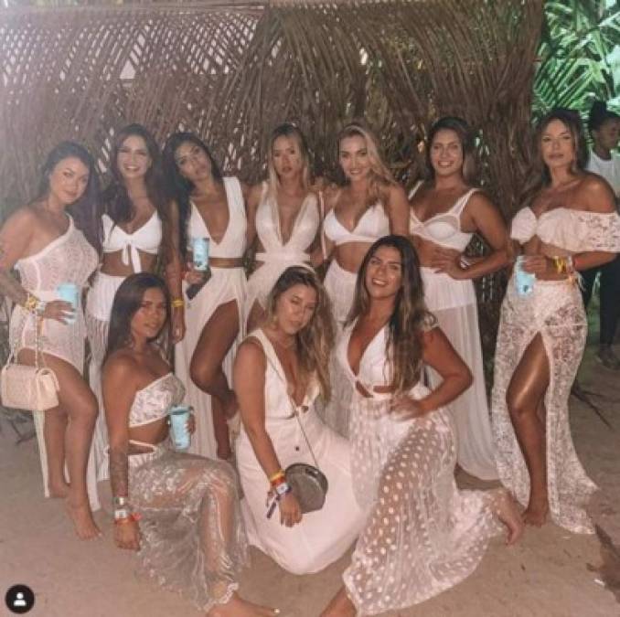 ¡No podían faltar! A la fiesta organizada por Neymar llegaron hermosas mujeres.