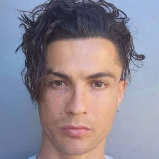 Cristiano Ronaldo ha causa revuelo al realizarse este look. ¿Aprobado?', se preguntó el futbolista portugués junto a una fotografía mirando fijamente al frente, con rostro serio y con el flequillo cayendo por un costado de su cara hasta cubrirle parte del pómulo.