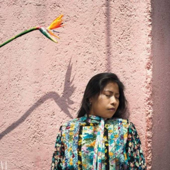 Con diseños exclusivos de Prada, Gucci, Louis Vuitton, y zapatos de Pierre Hardy y maquillada con Chanel, Yalitza aparece en un artículo de la famosa revista que habla principalmente de cultura, moda, realeza y lujo.<br/><br/>Las fotos le valieron crueles criticas debido a su origen.<br/><br/>“Aunque la mona se vista de seda, mona se queda' y “Sigue pareciendo del tianguis” fueron algunos de los comentarios que hicieron sobre Yalitza en redes sociales.<br/>