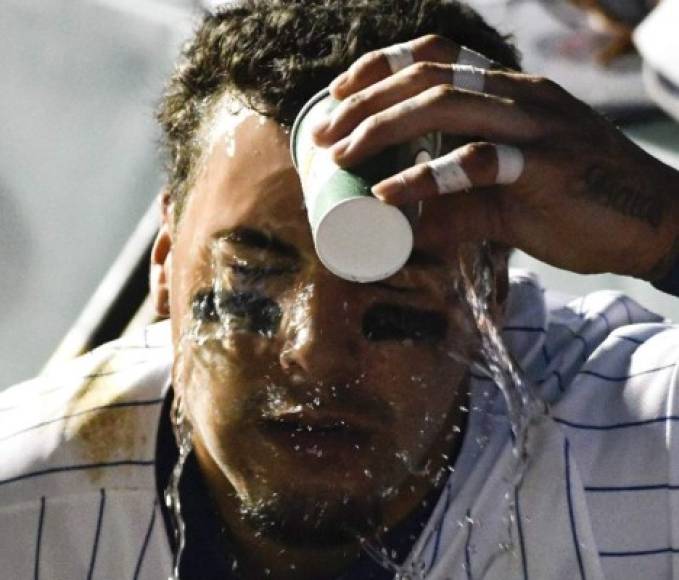 Javier Baez, jugador de los Chicago Cubs, también sufrió un golpe de calor en el partido contra los New York Mets.