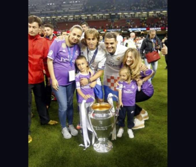 Los croatas Luka Modric y Mateo Kovacic posando con sus parejas.