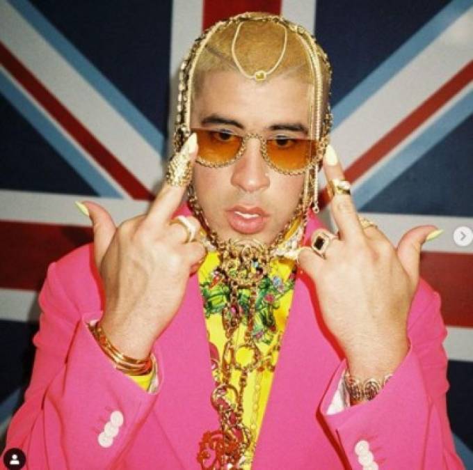 'Bad Bunny' cuenta con más de 18 millones de seguidores en su cuenta de Instagram, donde con bastante frecuencia publica sus extravagantes atuendos y cambios de look. Todo un icono de la moda.