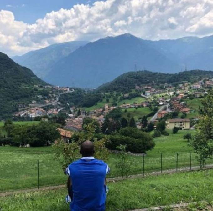 David Suazo observando una pequeña comunidad en las afueras de la ciudad en Italia.