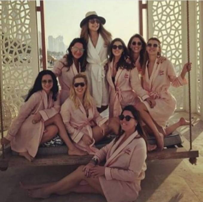 Un día antes del accidente, las ocho amigas subieron a las redes sociales fotos de ellas sonriendo y relajadas en un hotel de Dubai, donde la futura novia, con una bata de spa blanca, posó con sus amigas, vestidas con batas rosa y lentes de sol.