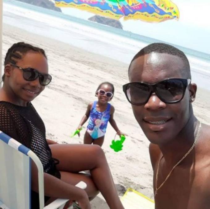 Román Rubilio Castillo, delantero hondureño del Saprissa de Costa Rica, ha pasado sus días libres con su familia en la playa de Sámara, Guanacaste, Costa Rica.