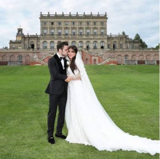 'Me acabo de casar con este atractivo hombre, al que adoro', escribió Daniella Semaan en su cuenta de Instagram al compartir esta fotografía junto a Cesc Fábregas. El hotel Cliveden House es famoso por haber sido el escenario donde se fraguó el caso Profumo en la década de los 60, uno de los mayores escándalos políticos y sexuales de la Guerra Fría, que obligó a dimitir al entonces secretario de Estado para la Guerra británico, John Profumo.