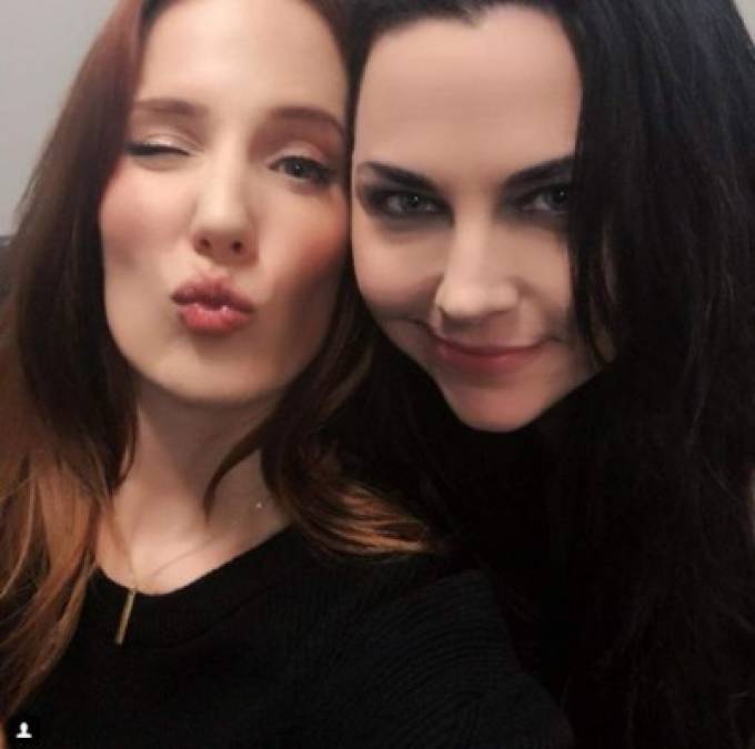 Cada una de ellas ha dejado huella en la escena metalera a nivel universal.<br/>En la imagen, Simone Simons (Epica) y Amy Lynn (Evanescence).Fotografía tomada del Instagram smoonstyle. <br/><br/>