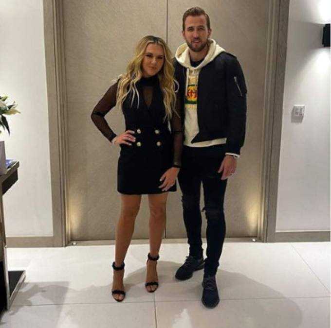 Harry Kane, delantero inglés del Tottenham, y su novia Kate Gooders.