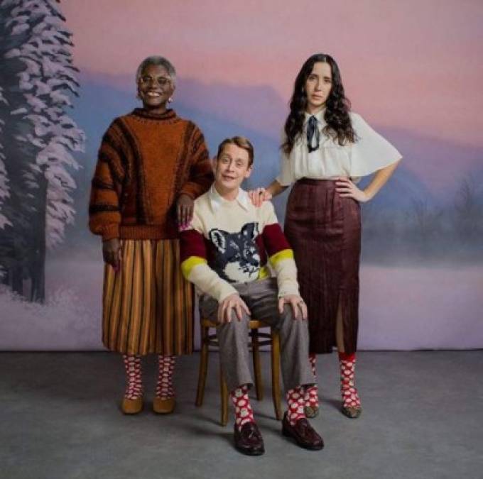 Macaulay Culkin también forma parte de la campaña publicitaria en las que aparece modelando los coloridos calcetines.
