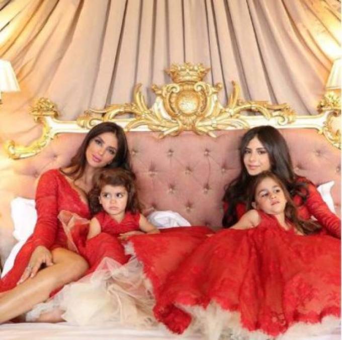 Daniella Semaan y su hija María Taktoutk compartieron esta hermosa fotografía para celebrar la boda con Cesc Fábregas. Seeman estuvo casada con el empresario inmobiliario Elie Taktoutk, del que se divorció tras iniciar la relación con Fàbregas.