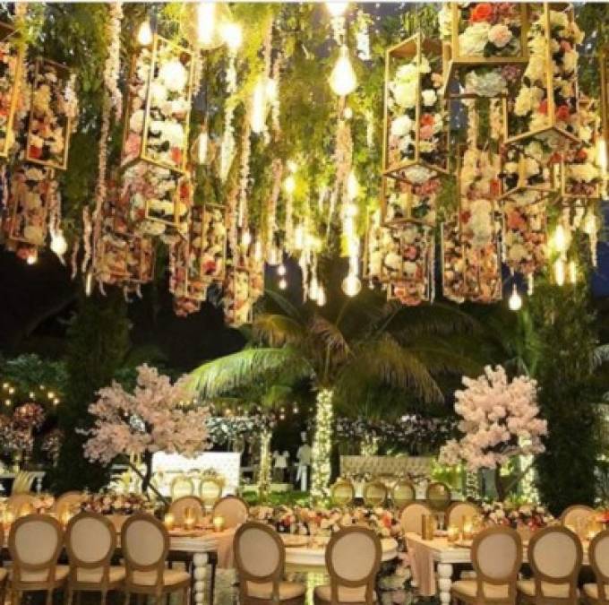 Según dijo la wedding planner Mary Cueter, la decoración reflejó la esencia de Carmen. Los colores que se resaltaron son los rosados y pasteles, teniendo en cuenta que estos son los predilectos de la barranquillera.