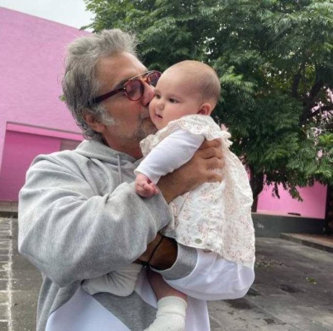 En las imágenes se muestra cuando el famoso abuelo no pudo resistirse a besar dulcemente a la pequeña de cuatro meses.