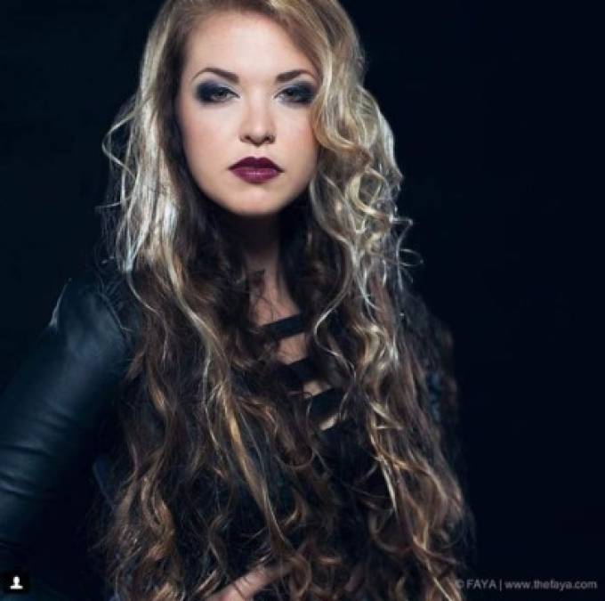 Al igual que la ex vocalista de la banda, Alissa White-Gluz; Psarakis es la vocalista y guitarrista de The Agonist. Utiliza voces guturales y voces melódicas.