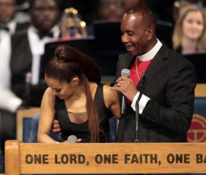 Ariana también protagonizó otra polémica en la ceremonia luego de que uno de los obispos la manoseara en el púlpito.