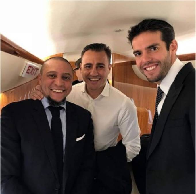 Roberto Carlos, Fabio Cannavaro y Kaká, en el avión viajando a París.<br/>