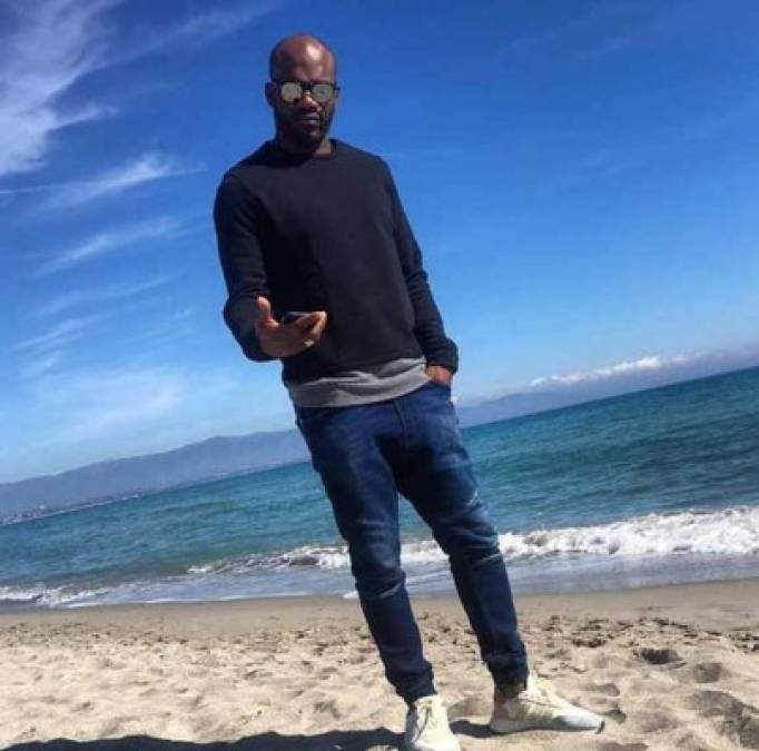 David Suazo disfruta de las playa en Italia. El catracho tiene un gran estilo de vida en Europa.