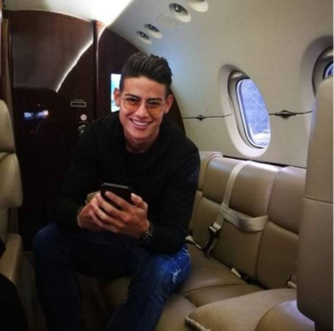 El jugador colombiano James Rodríguez por su popularidad y físico ha figurado en varias campañas como modelo.