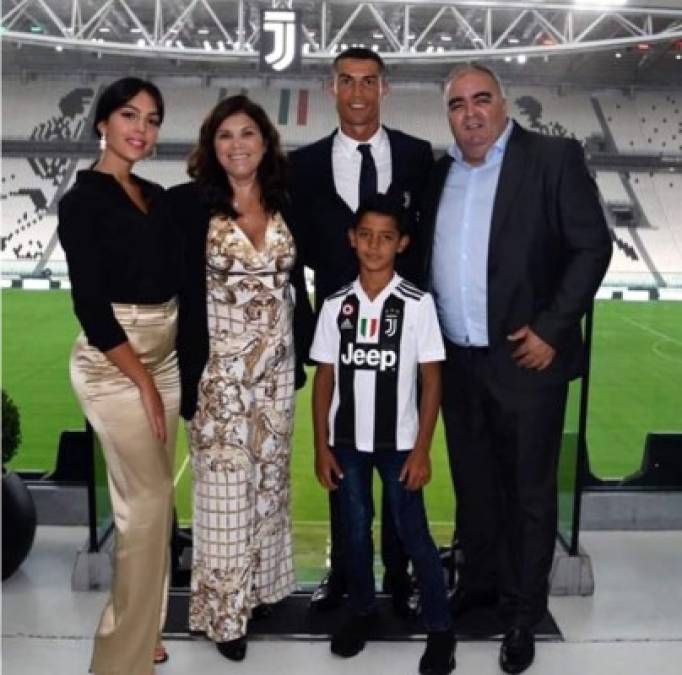 Cristiano Ronaldo junto a su madre Maria Dolores dos Santos Aveiro, su hijo CR Jr., su pareja Georgina Rodríguez y su padrastro.