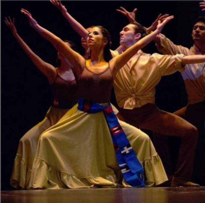 Gabriela es una bailarina de ballet profesional. Durante la gestión de su esposo como alcalde de San Salvador, incentivó un programa de ballet para jóvenes de escasos recursos.