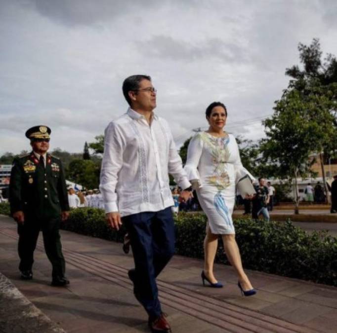 En el 2019 optó por un vestido con corte clásico y detalles sutiles que evocaron la flora y fauna hondureña, este fue diseñado por Yoyo Barrientos.