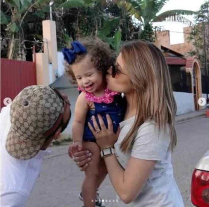 El futbolista hondureño disfruta pasar el tiempo en familia con su esposa e hijas.