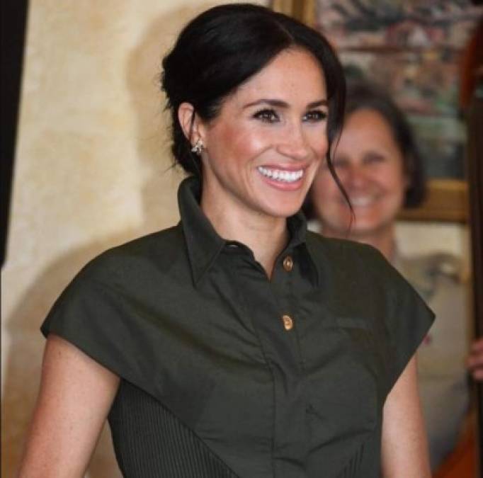 Desde su peinado a sus atuendos, que en opinión de muchos eran más propios de una estrella de Hollywood que de un miembro de la familia real. Aunque Meghan se mantuvo fiel a su moño bajo despeinado durante todo el tiempo que ejerció de royal, sí realizó varios cambios para adaptarse al protocolo.