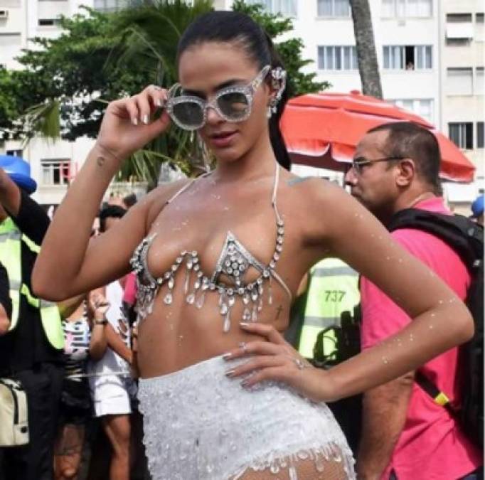 La modelo de 22 años quería lucirse por encima de los miles de asistentes del Carnaval de Río, y sin duda lo ha conseguido.