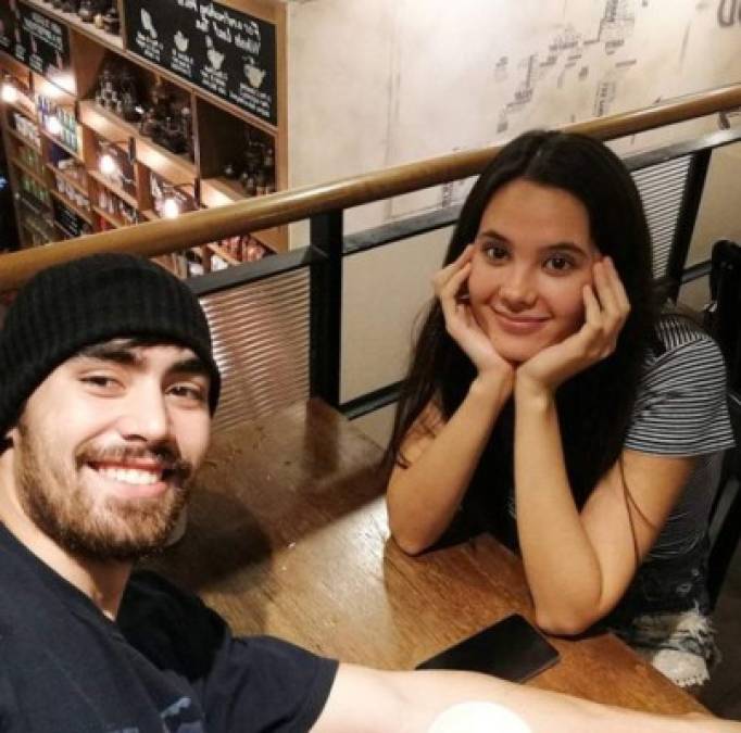 La pareja, que se muestra muy feliz en redes sociales, tiene un noviazgo de seis año. En esta foto posando mientras esperan en un restaurante.