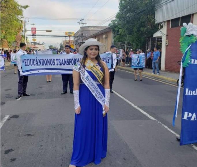 Señorita independencia del Instituto Rafael Helidorio Valle.