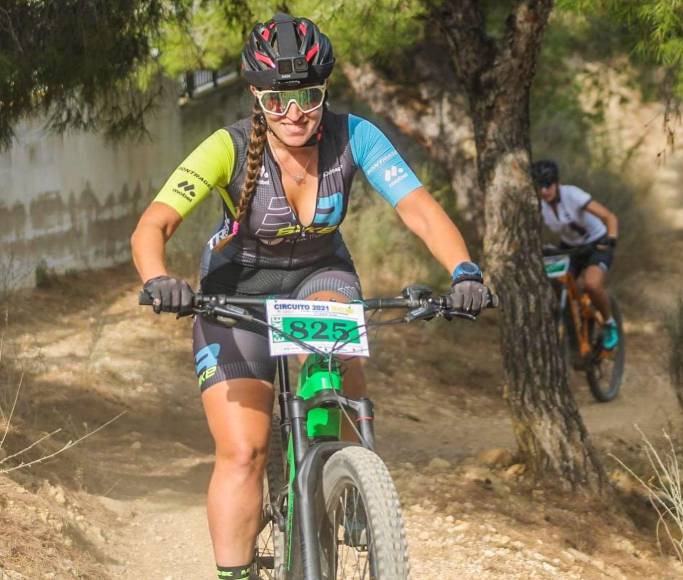 Originaria de Cartagena, España, Cecilia se ha hecho popular por practicar el ciclismo y abrir una cuenta en OnlyFans, plataforma de contenido para adultos.