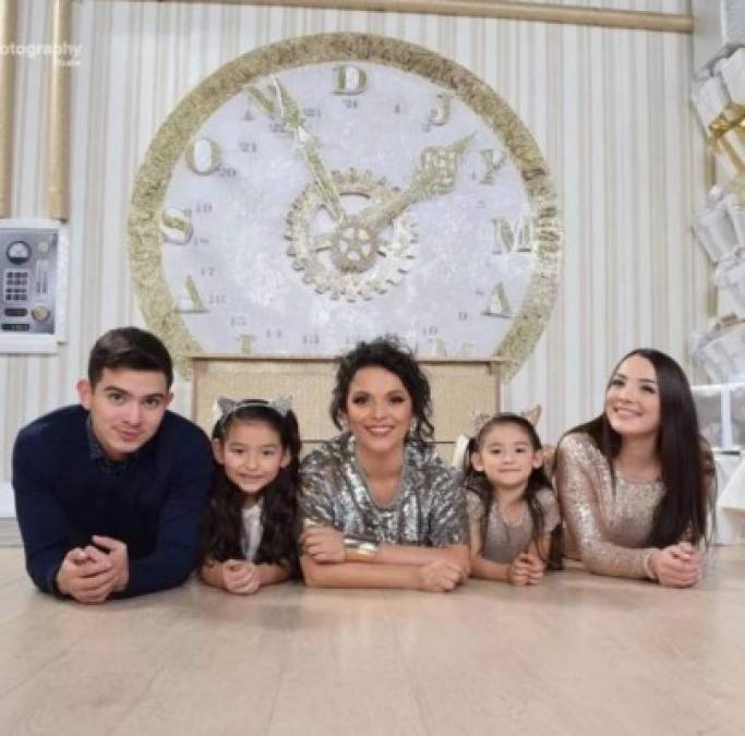 Los hijos mayores de Luna y la familia de la fallecida grabaron un video en donde expusieron todo lo que Américo Garza y Karla Panini le hicieron a Luna en sus últimos años de vida, desde estafas hasta maltratos, y también denunciaron como mantienen a las dos hijas menores de Luna alejadas de su familia materna. <a href='https://www.laprensa.hn/espectaculos/1379353-410/karla-panini-elisa-beristain-deja-a_mi-marido-audio-karla-luna' style='color:red;text-decoration:underline' target='_blank'>ESCÚCHALO TODO AQUÍ </a>