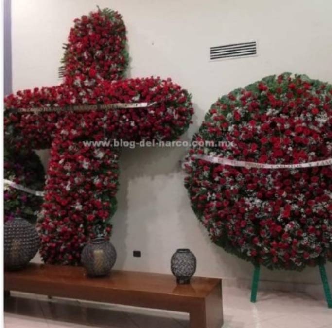 Gigantescas coronas de rosas blancas y rojas adornaron el funeral.