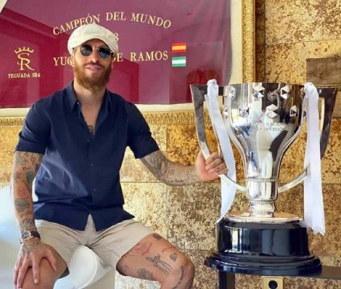 Sergio Ramos, capitán del Real Madrid, posó junto al trofeo de la Liga Española. Así disfruta sus vacaciones.