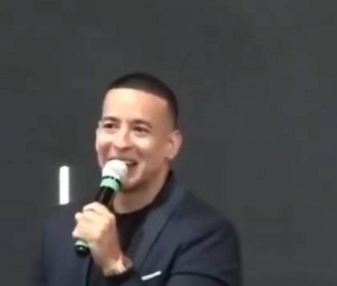 Daddy Yankee arrancó diciéndole al público presente que se encontraba gozoso de compartir su testimonio en una iglesia fuera de la de su pastora.