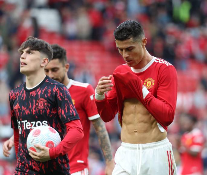 Ambos salieron caminando juntos del césped de Old Trafford y el joven futbolista lucía orgulloso con el balón en sus manos.