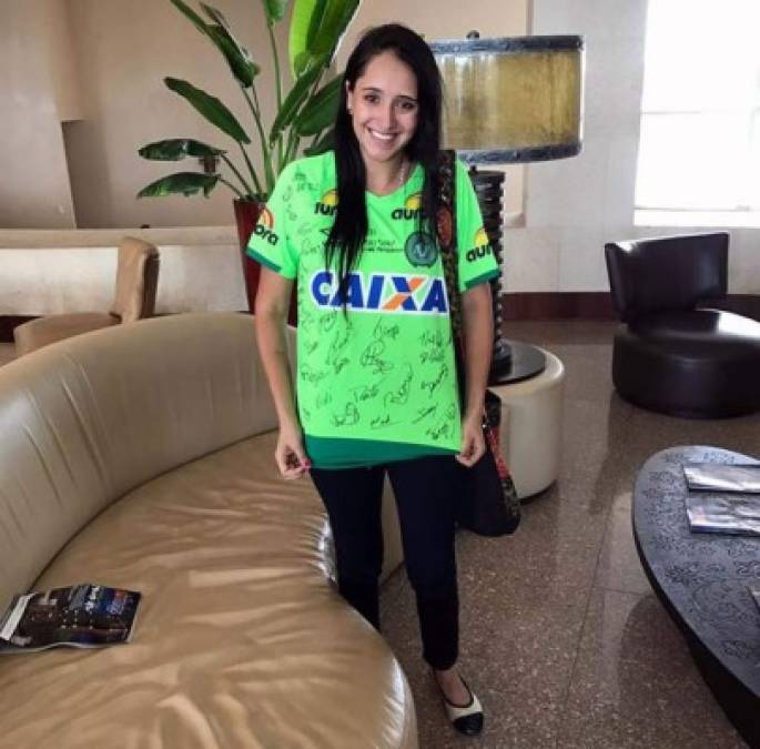 Ximena se reencontró con el Chapecoense y le regalaron una camiseta del equipo.