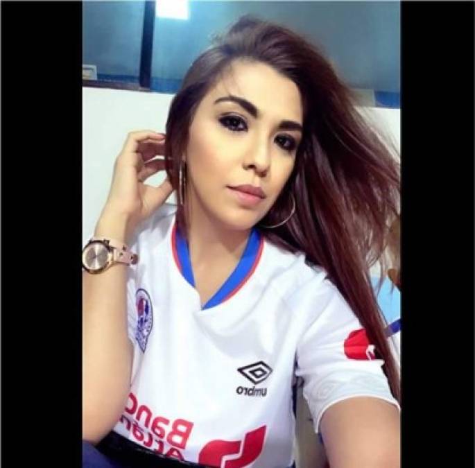 La esposa de Jerry Bengtson, Yarely Espinal, en el estadio Nacional.