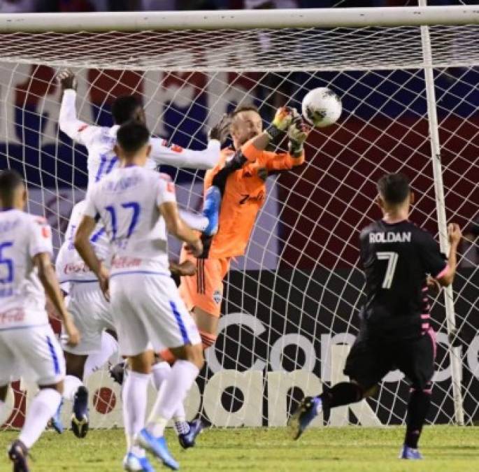 En el primer tiempo, Yustin Arboleda le propinó esta patada al portero del Seattle Sounders, Stefan Frei, en un tiro libre del Oimpia.