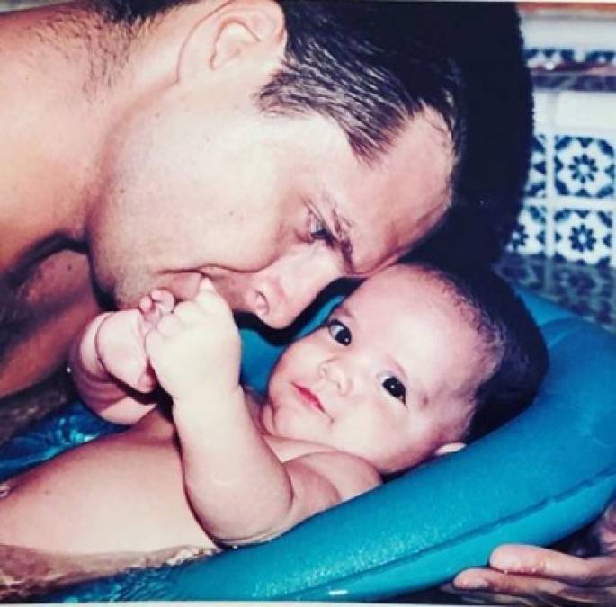 Aunque María y su padre, el actor Ariel López Padilla estuvieron unos años distanciados, lo cierto es que el amor es más fuerte. El actor compartió esta bella fotografía del recuerdo el día que María cumplió 23 años. 'Feliz cumpleaños hija mía!! María López Levy, escribió en su cuenta de Instagram.